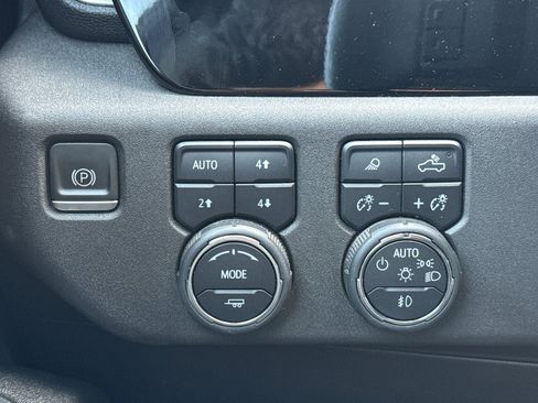 Used 2023 Chevrolet Silverado 1500 LTZ AWD/4WD image 35