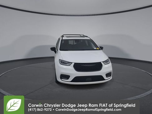 Used 2025 Chrysler Pacifica Limited FWD image 4