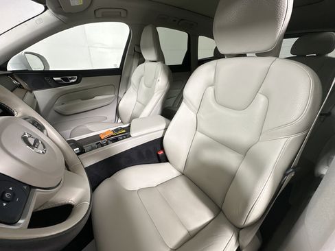 Used 2022 Volvo XC60 B5 Momentum image 9