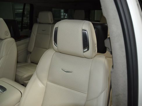 Used 2023 Cadillac Escalade ESV Premium Luxury Platinum w/ Heavy-Duty Trailer Package image 42