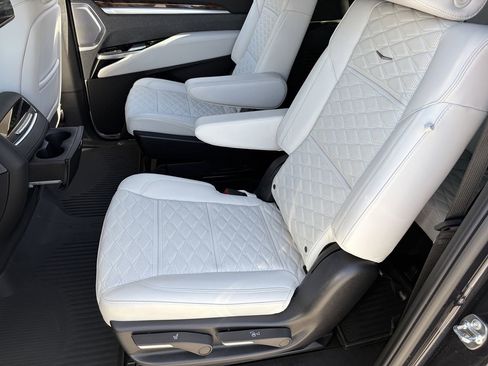 Certified 2026 Cadillac Escalade ESV Platinum Luxury w/ LPO, Radiant Package AWD/4WD image 18