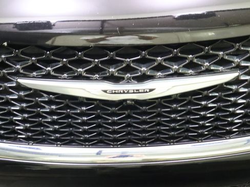 Used 2024 Chrysler Pacifica Touring-L FWD image 18