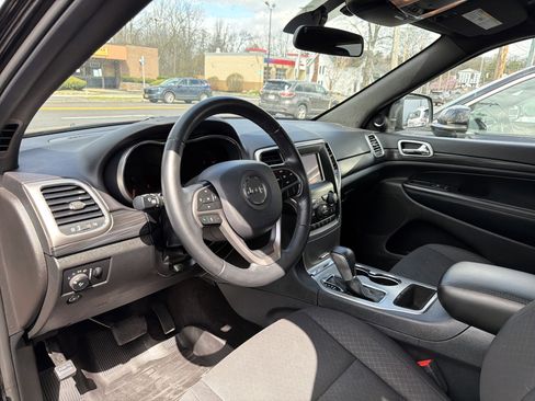 Used 2019 Jeep Grand Cherokee Laredo AWD/4WD image 9