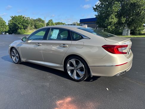 Used 2018 Honda Accord Touring image 3