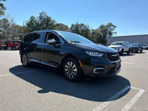 Used 2023 Chrysler Pacifica Limited FWD image 4