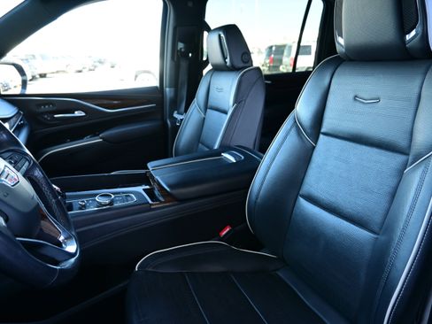 Used 2021 Cadillac Escalade ESV Premium Luxury w/ LPO, Illumination Package image 30