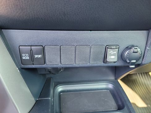 Used 2018 Toyota RAV4 XLE w/ Plus Extra Value Package FWD image 19