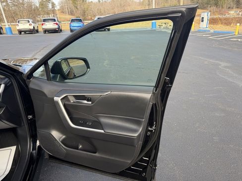 Used 2021 Toyota RAV4 XLE Premium image 25