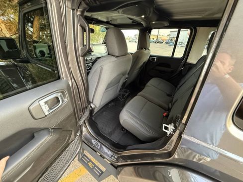 Used 2025 Jeep Wrangler Unlimited Sahara image 20