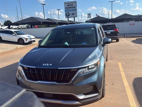 Used 2023 Kia Carnival EX FWD image 8
