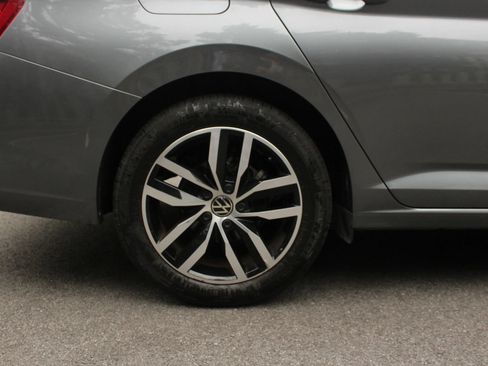 Used 2025 Volkswagen Jetta SE FWD image 5