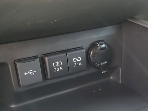 Used 2020 Toyota Highlander XLE image 29