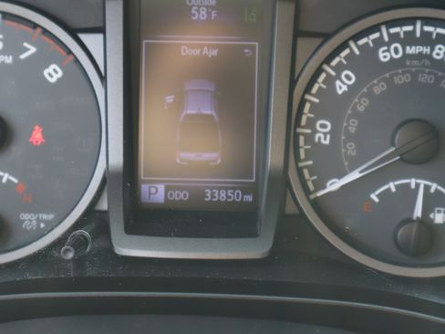 Used 2018 Toyota Tacoma TRD Off-Road w/ TRD Premium Off Road Package image 31