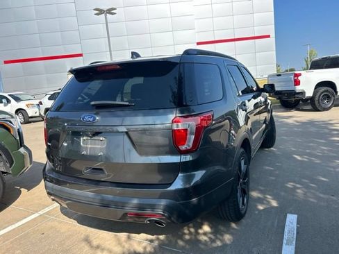 Used 2017 Ford Explorer XLT w/ Equipment Group 202A FWD image 3