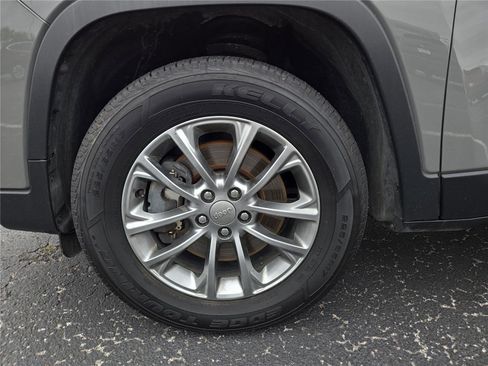 Used 2019 Jeep Cherokee Latitude Plus w/ Cold Weather Group AWD/4WD image 23