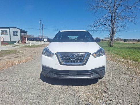 Used 2020 Nissan Kicks S image 3