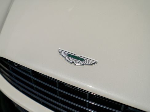 Used 2019 Aston Martin DB11 Coupe image 30