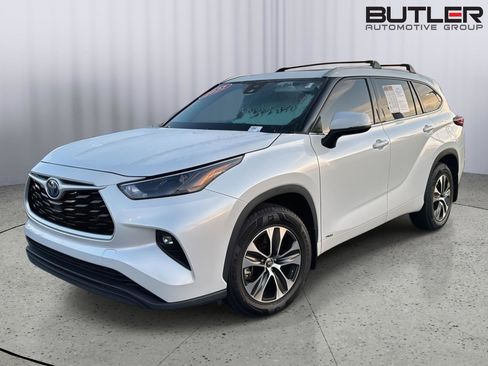 Used 2022 Toyota Highlander XLE AWD/4WD image 1