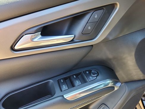 Used 2025 Chevrolet Traverse LT image 12