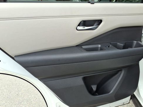 Used 2022 Nissan Pathfinder SL AWD/4WD image 12