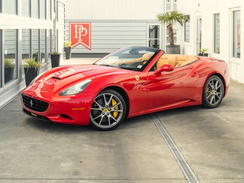 Used 2010 Ferrari California RWD image 2