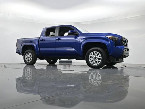 Used 2025 Toyota Tacoma SR5 RWD image 38