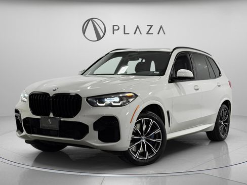 Used 2022 BMW X5 M50i image 1