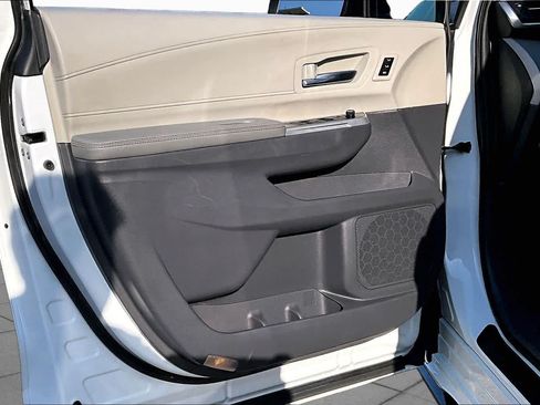 Certified 2022 Toyota Sienna Limited FWD image 21