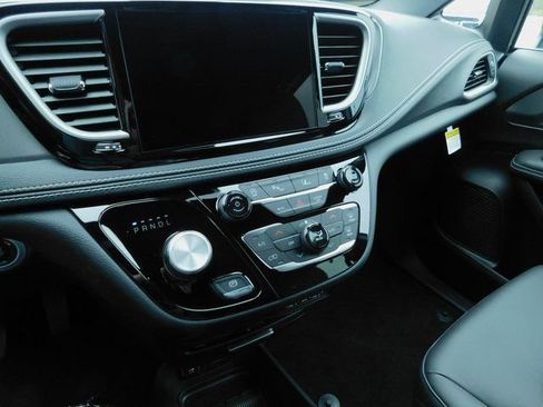 Used 2025 Chrysler Pacifica Select w/ Uconnect Theater Family Group FWD image 16