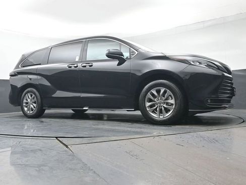 Certified 2025 Toyota Sienna XLE image 44