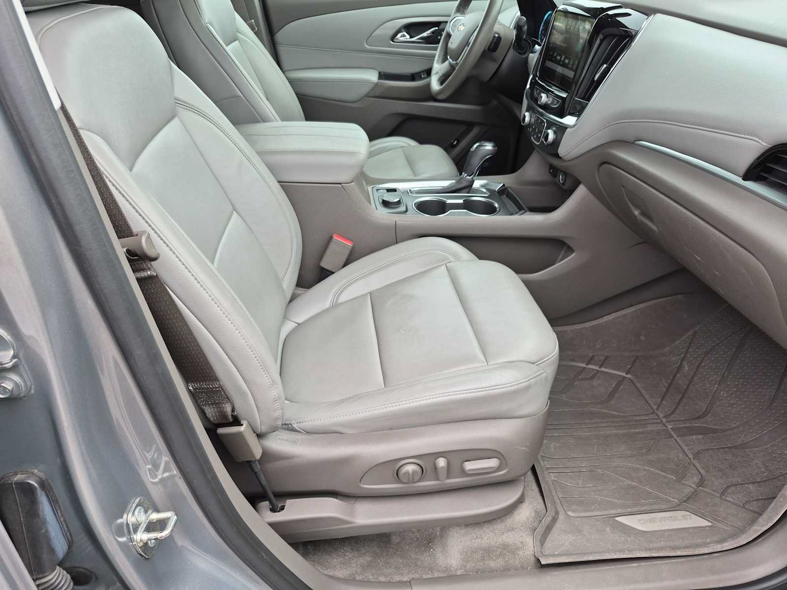 Used 2018 Chevrolet Traverse LT w/ LPO, Floor Liner Package FWD image 21