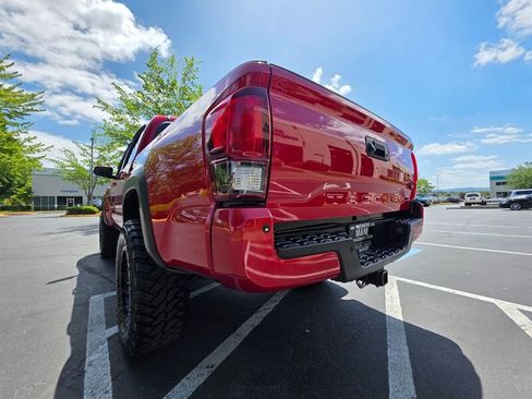 Used 2018 Toyota Tacoma TRD Off-Road w/ Technology Package AWD/4WD image 11