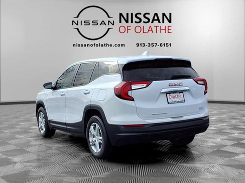 Used 2024 GMC Terrain SLE image 3