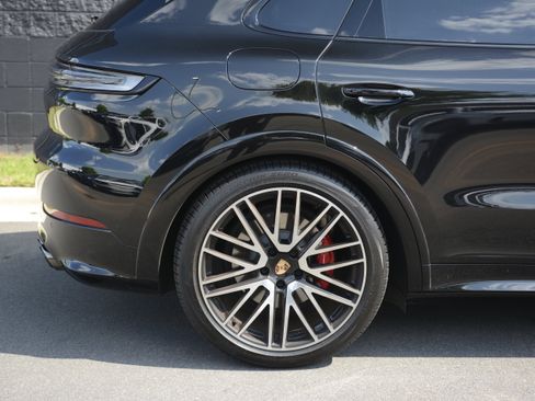 Used 2025 Porsche Cayenne GTS AWD/4WD image 39