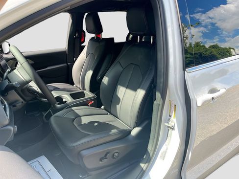 New 2026 Chrysler Pacifica Select FWD image 21