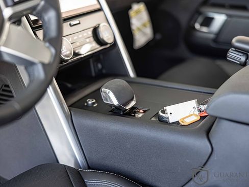 Used 2024 Land Rover Discovery S image 22