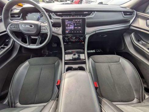Used 2025 Jeep Grand Cherokee L Laredo AWD/4WD image 13
