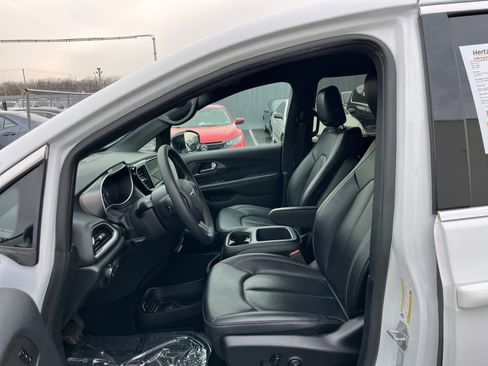 Used 2025 Chrysler Pacifica Select image 29