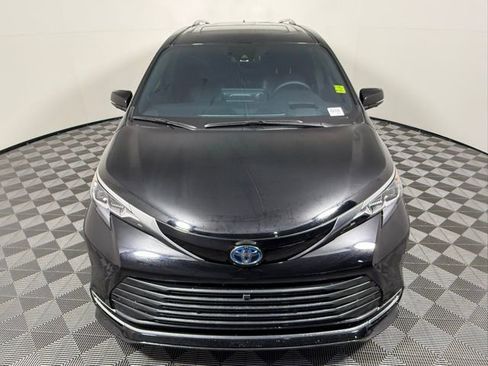 Used 2025 Toyota Sienna Platinum image 9