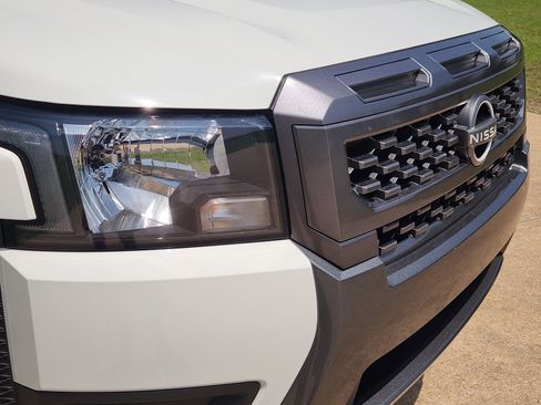 Used 2025 Nissan Frontier SV RWD image 12