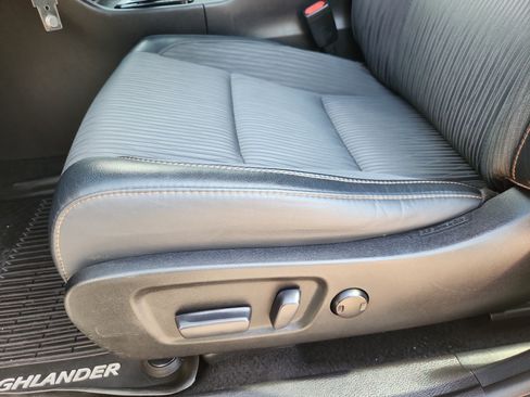 Used 2019 Toyota Highlander Plus AWD/4WD image 10
