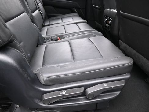 Used 2025 Chevrolet Suburban LT RWD image 46