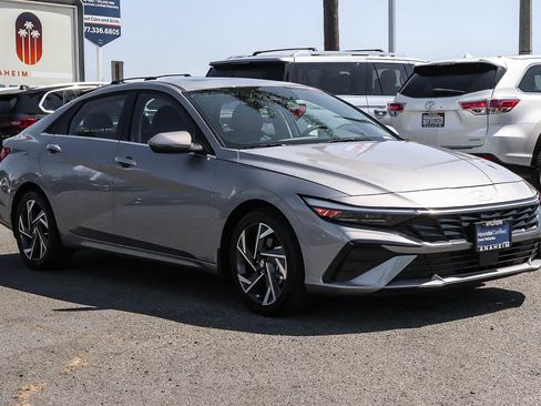 Used 2025 Hyundai Elantra Limited FWD image 3