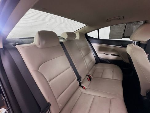 Used 2017 Hyundai Elantra SE image 23