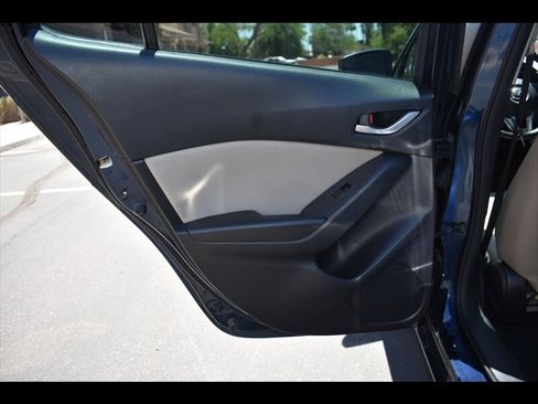 Used 2016 MAZDA MAZDA3 i Touring FWD image 21