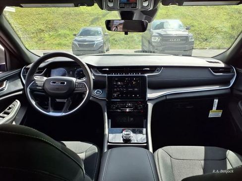 New 2025 Jeep Grand Cherokee L Laredo w/ Luxury Tech Group I image 13