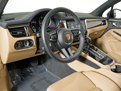 Certified 2023 Porsche Macan AWD/4WD image 4