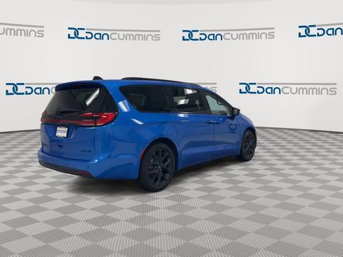 New 2026 Chrysler Pacifica Limited image 8