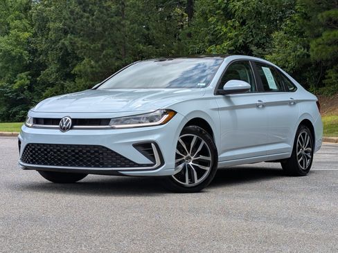 Used 2025 Volkswagen Jetta SE w/ Sunroof Package FWD image 4