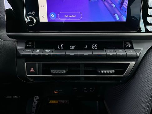 Used 2025 Toyota Camry SE image 27